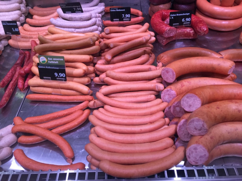 charcuterie-BRIGNOLES-min_sausages_meat_butchery-1069321